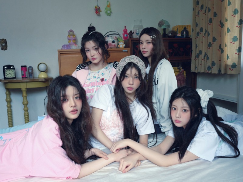 아일릿 Toki Yo Tomare_단체 (1).jpg