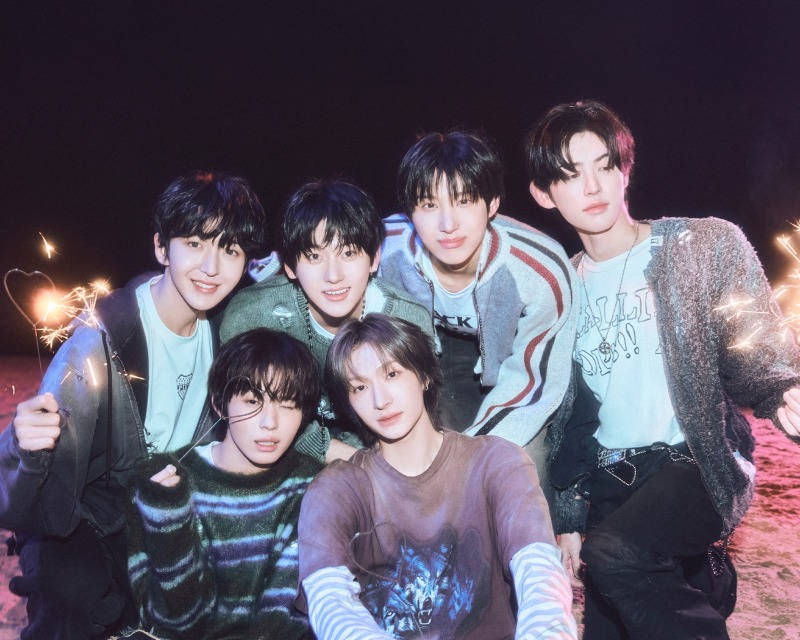 킥플립 미니 4집 단체 콘셉트 포토 (1)_왼쪽 위부터 시계 방향으로 동현, 계훈, 주왕, 민제, 동화, 케이주.jpg