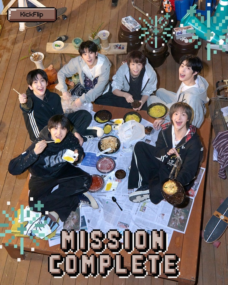킥플립 미니 4집 콘셉트 포토 4_단체 2(왼쪽부터 주왕, 동현, 계훈, 케이주, 민제, 동화).jpg