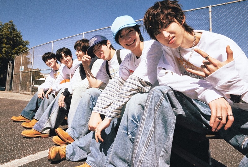 뮤직비디오 포토_단체 2.jpg