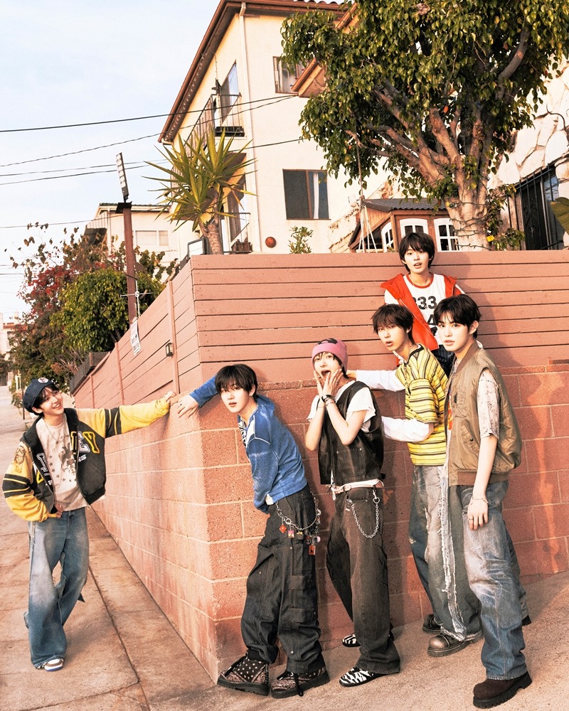 킥플립 _눈에 거슬리고 싶어_ 뮤직비디오 포토_단체 1.jpg