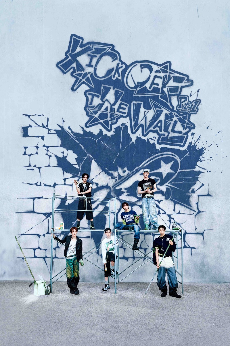 킥플립 미니 5집 'KICK OFF THE WALL Pt. 1' 콘셉트 포토_단체 (2) 왼쪽부터 동현, 동화, 계훈, 케이주, 민제, 주왕.jpg