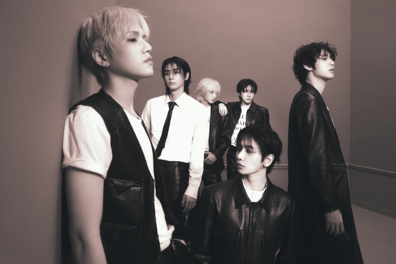 보이넥스트도어 ‘HOME DELUXE’ SPARK ver 단체컷 (1).jpg